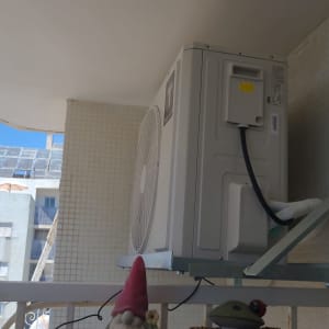 יחידת מזגן מותקנת על קיר מרפסת
