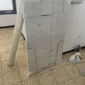 חפץ עטוף בניילון על רצפת חדר