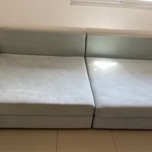 ספת בד נקייה ומרופדת בצבע תכלת-אפרפר לאחר ניקוי