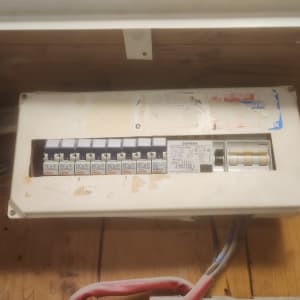 לוח חשמל עם מפסקים וחוטים חשמליים