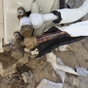 חיבורי צנרת למזגן עם בידוד קרוע