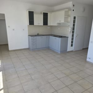מטבח ריק עם ארונות וריצוף חדש