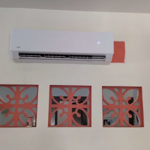 מזגן מותקן על קיר עם עיצוב דקורטיבי