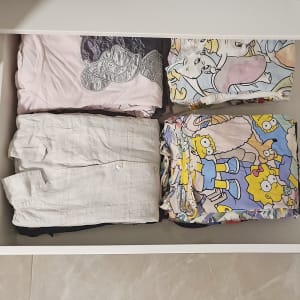 בגדים מקופלים במגירה מסודרת עם הדפסים צבעוניים