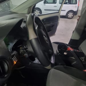 תמונה של פנים רכב עם הגה וכלי עבודה