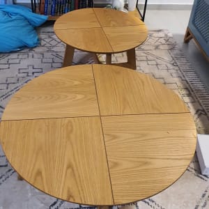 שולחנות עץ עגולים עם רגליים משולשות