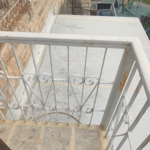 גג אטום עם מעקה מתכת חלוד