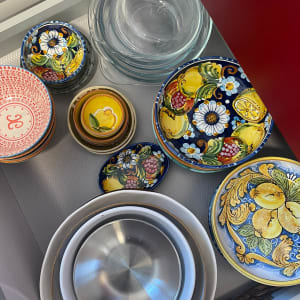 צלחות צבעוניות ומעוצבות במגירה מאורגנת