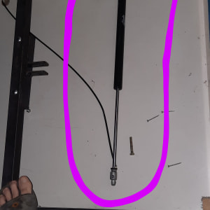 כלי עבודה ומסגרת מתכת על הרצפה