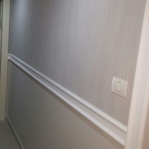 קיר צבוע בגוונים בהירים עם פס דקורטיבי