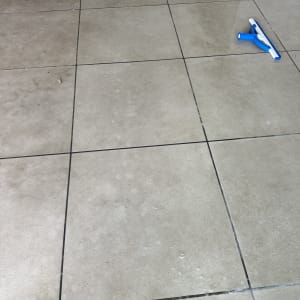 כלי ניקוי על רצפה רטובה, מגב ומברשת