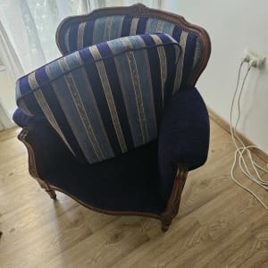 כורסה עם ריפוד פסים כחול וצהוב