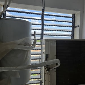 מערכת מיזוג אוויר עם רשת למניעת כניסת יונים