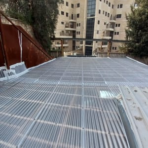 גג פלסטיק גלי עם חיבורים וברגים