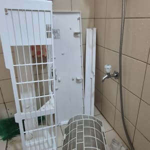 חלקי מזגן מפורקים לניקוי בחדר אמבטיה