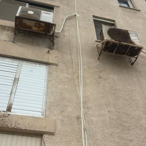 יחידות מיזוג אוויר מותקנות על קיר בניין