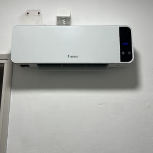 מזגן מותקן על קיר לבן