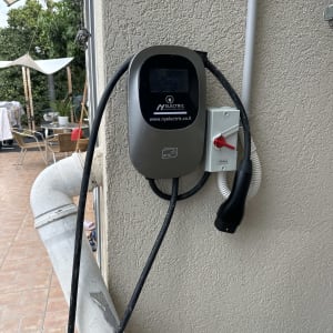 התקנת עמדת טעינה לרכב חשמלי על קיר חיצוני בבית פרטי