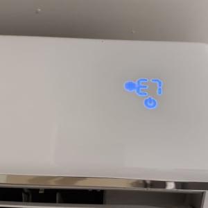 תצוגת מזגן עם קוד שגיאה E7