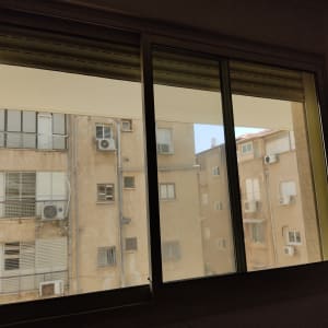 חלון זכוכית גדול עם נוף לבניינים חיצוניים