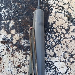 רכיב מתכת על רקע משטח מחוספס