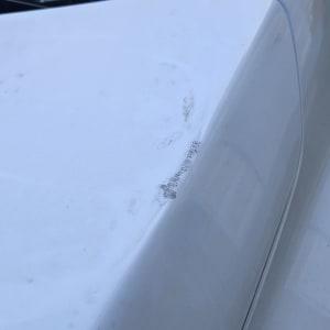 נזק קטן על פגוש רכב לבן