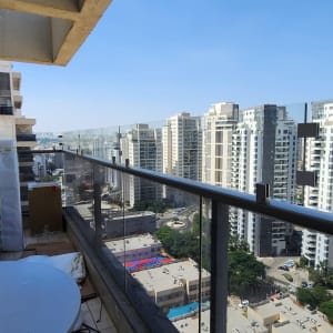 מעקה זכוכית במרפסת עם נוף לעיר