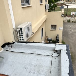 גג אטום עם יריעות ביטומניות ואיטום זפת שחור