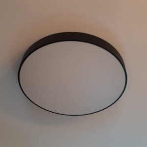 מנורת תקרה עגולה עם מסגרת שחורה