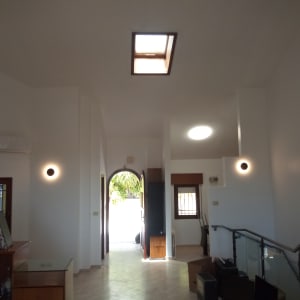 קירות צבועים בלבן עם תאורה מודרנית