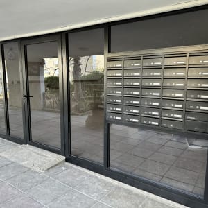 דלתות אלומיניום ותיבות דואר בבניין מגורים