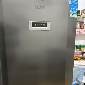 מקרר עם תצוגה דיגיטלית ומדבקה טכנולוגית