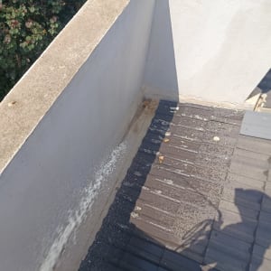 גג עם צל של אדם וקיר בטון