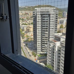 רשת הגנה על חלון עם נוף לבניינים