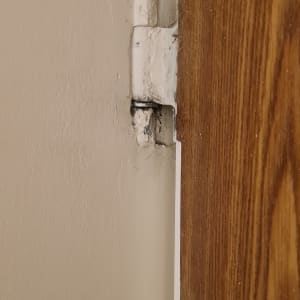 ציר דלת מתכת על משקוף עץ