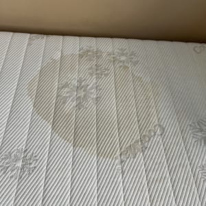 מזרן עם כתם גדול על פני השטח