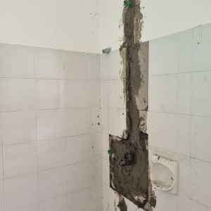 תיקון קיר עם צנרת חשופה בחדר אמבטיה