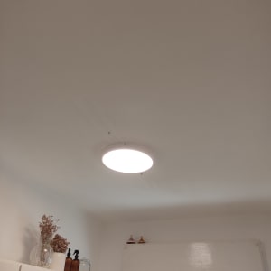 תאורה עגולה מותקנת בתקרה לבנה