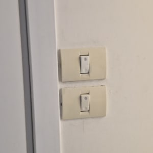 מתגי חשמל על קיר לבן