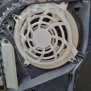 מאוורר מחשב עם אבק מצטבר על הסורג