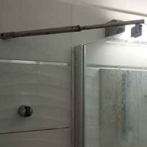 דלת זכוכית למקלחת עם מוט מתכת
