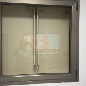 חלון עם מסגרת מתכת וקיר לבן