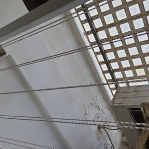 התקנת מתקן כביסה והחלפת חבלי כביסה במרפסת שירות