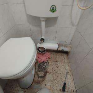תמונה של שירותים עם תיקון צנרת וכלים
