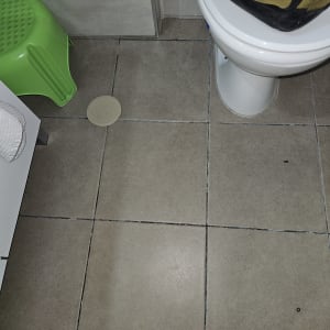 רצפת אריחים עם פתח ניקוז בחדר אמבטיה