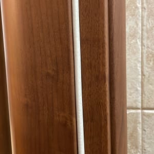 מסגרת דלת עץ עם פס אטימה לבן