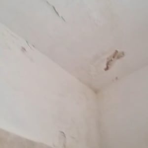 תקרה עם סדקים ונזקי רטיבות
