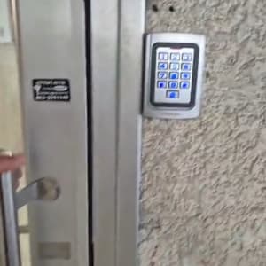 דלת עם קודן מותקן על הקיר