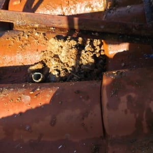 תמונה של גג עם צינורות וחלקי מתכת