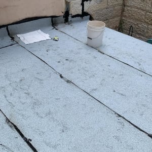 גג אטום עם דלי וחומרי איטום